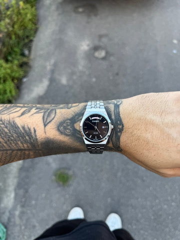 CASIO QUARTZ DAYDATE PRATEADO FUNDO PRETO