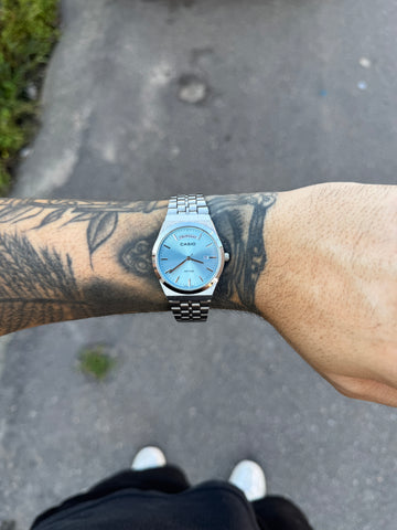 CASIO QUARTZ DAYDATE PRATEADO FUNDO TIFFANY