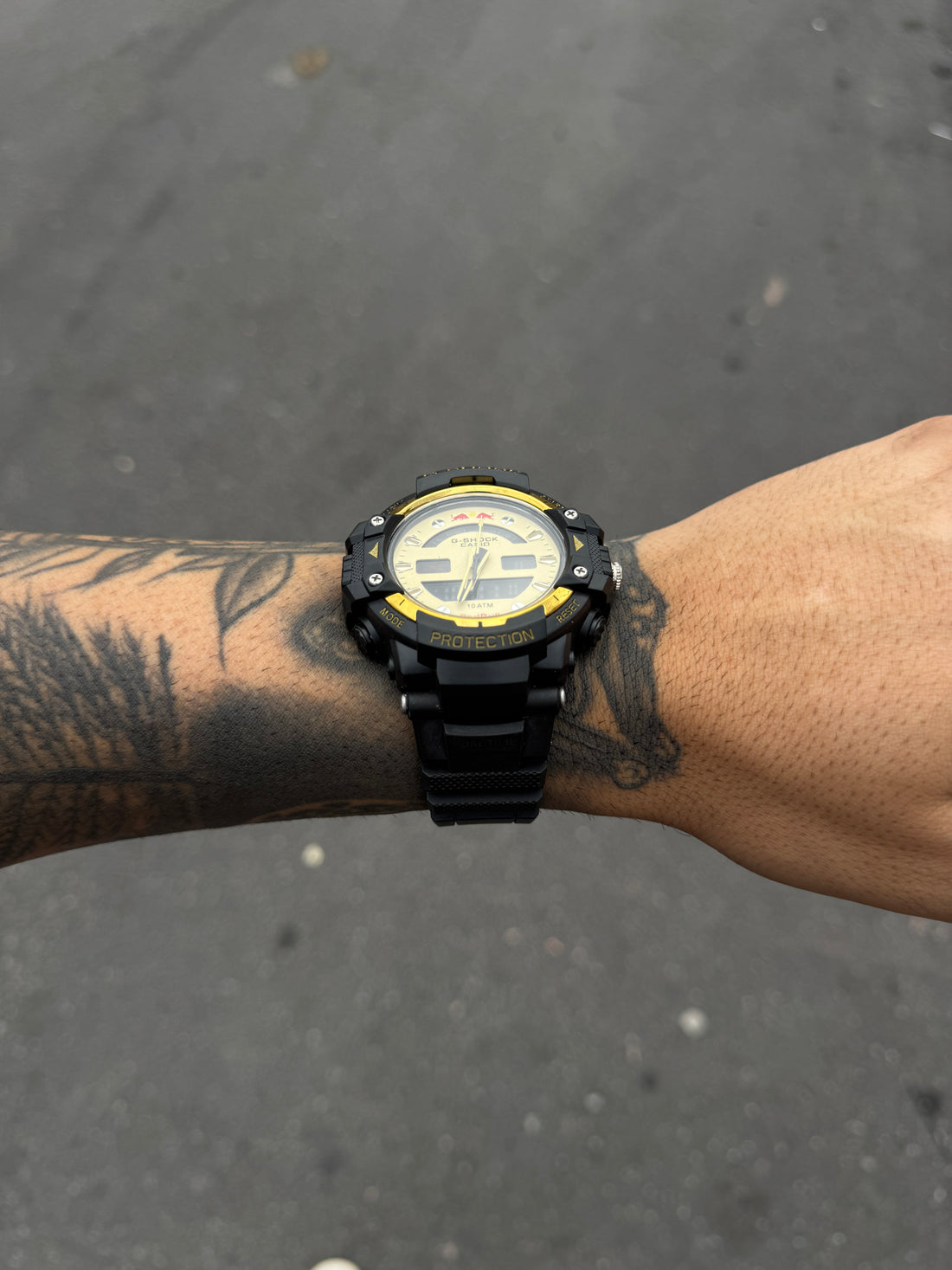 G-SHOCK REDBULL BLACK N GOLD