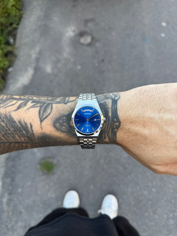 CASIO QUARTZ DAYDATE PRATEADO FUNDO SAFIRA