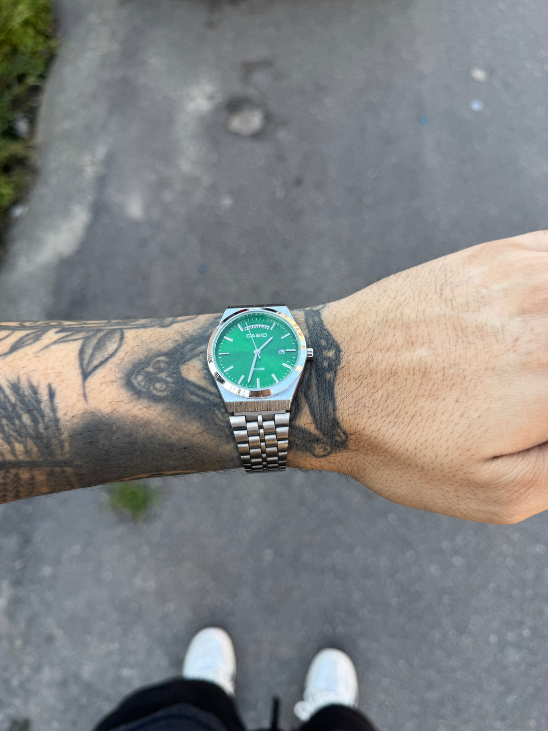 CASIO QUARTZ DAYDATE PRATEADO FUNDO ESMERALDA