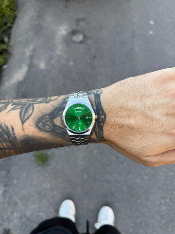 CASIO QUARTZ DAYDATE PRATEADO FUNDO ESMERALDA