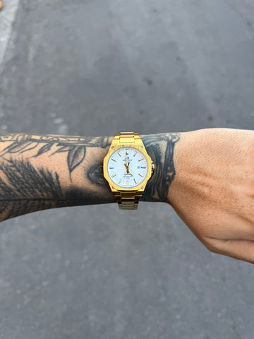 CASIO QUARTZ EDIFICE DOURADO FUNDO BRANCO