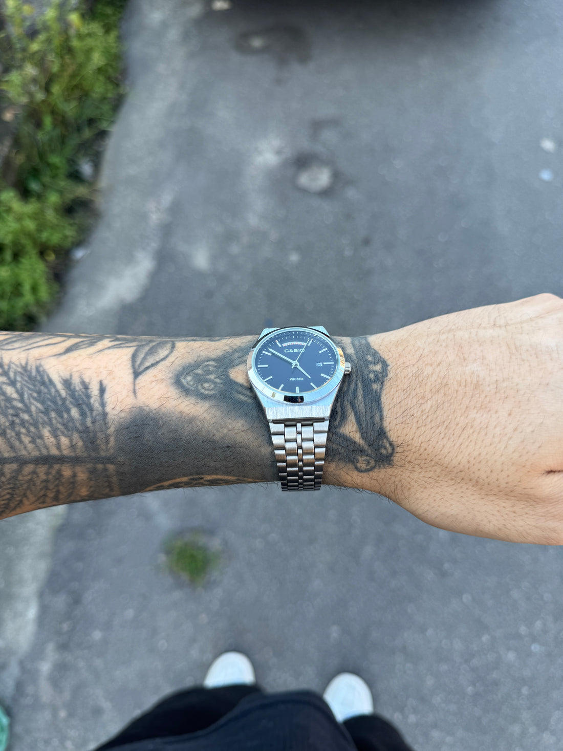 CASIO QUARTZ DAYDATE PRATEADO FUNDO PRETO