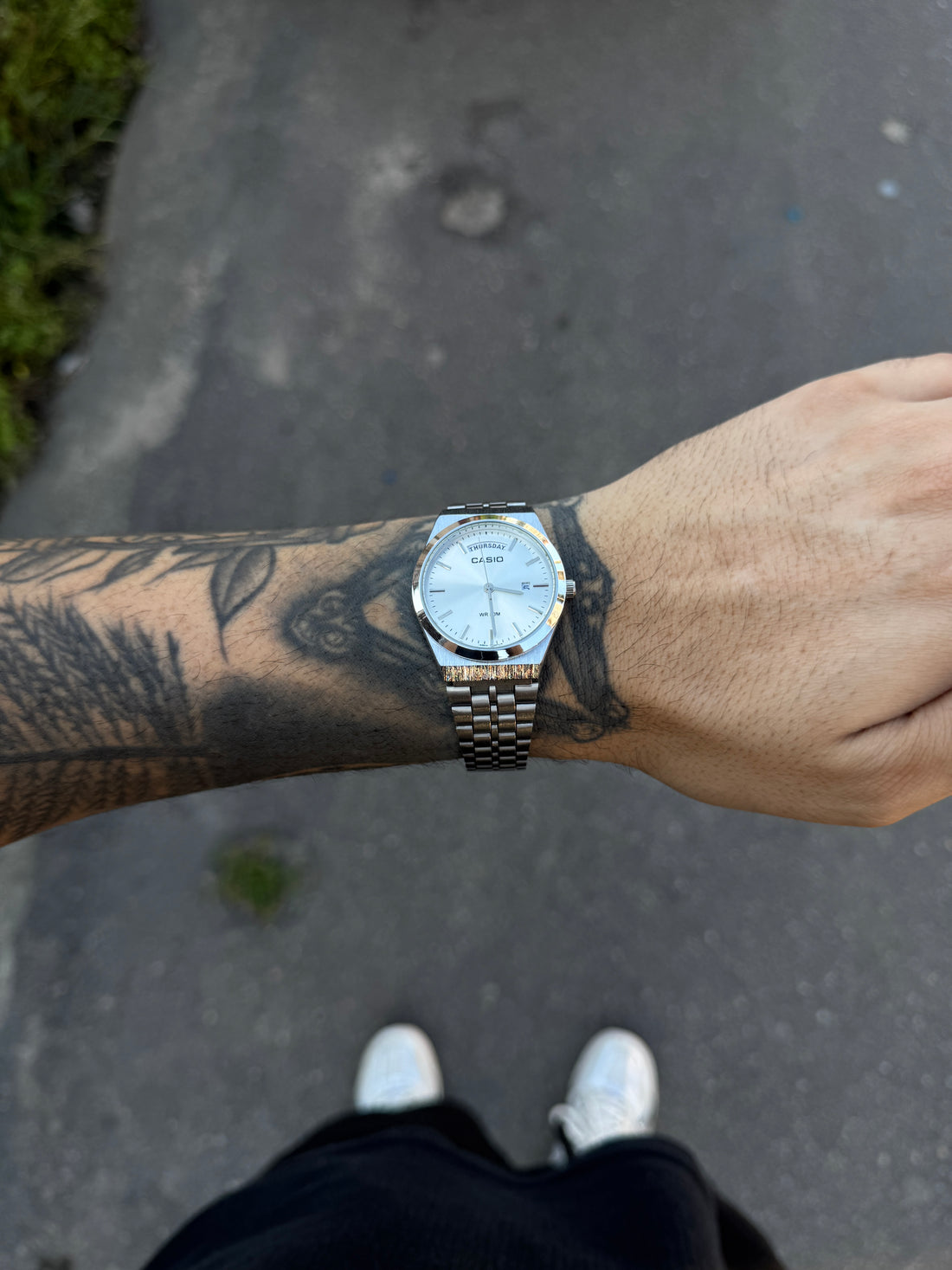 CASIO QUARTZ DAYDATE PRATEADO FUNDO BRANCO