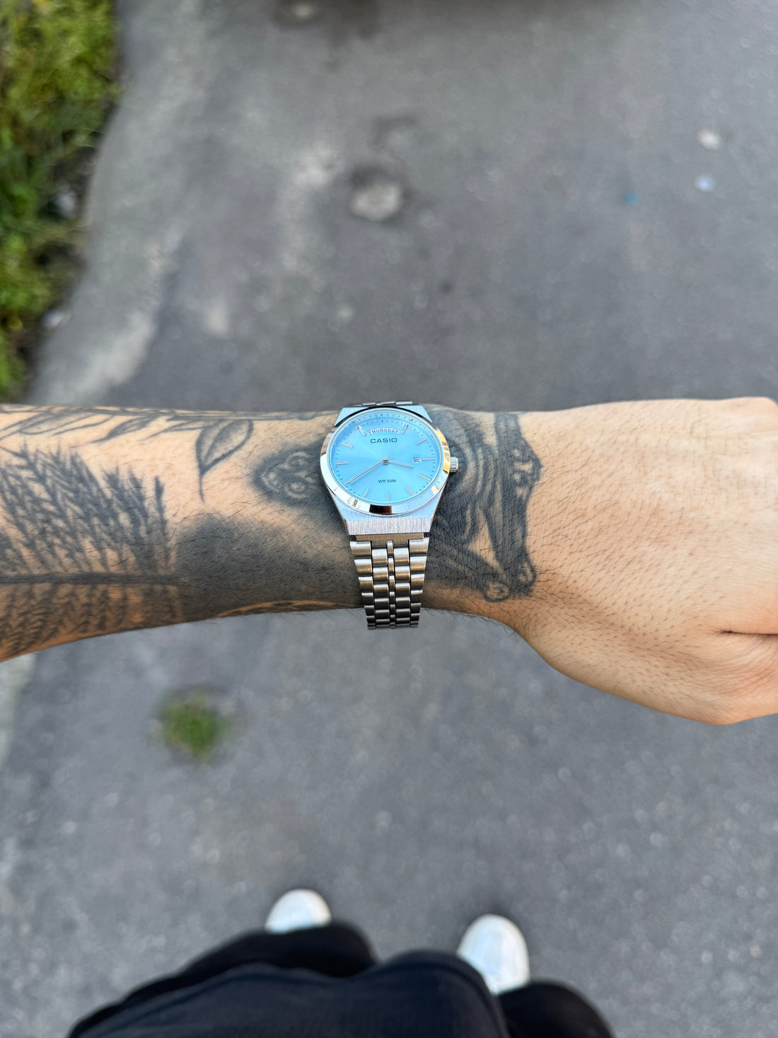 CASIO QUARTZ DAYDATE PRATEADO FUNDO TIFFANY