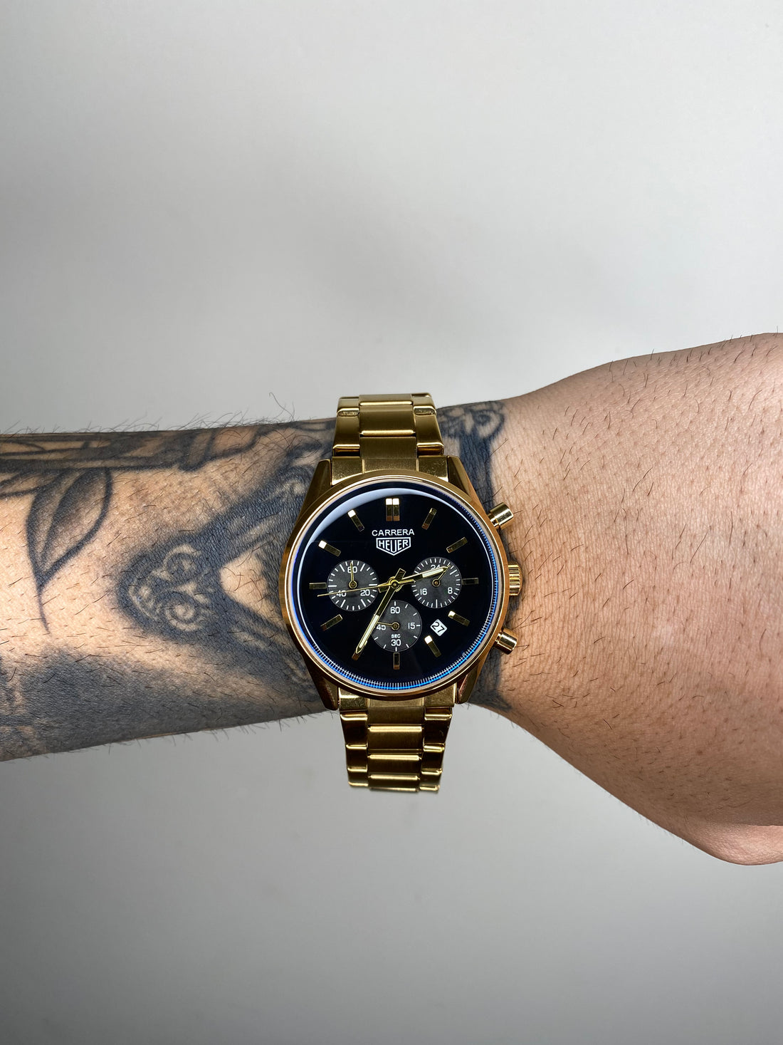 TAG HEUER CARRERA DOURADO FUNDO PRETO