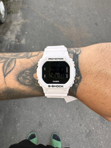 G-SHOCK DW-5600 BRANCO FUNDO PRETO