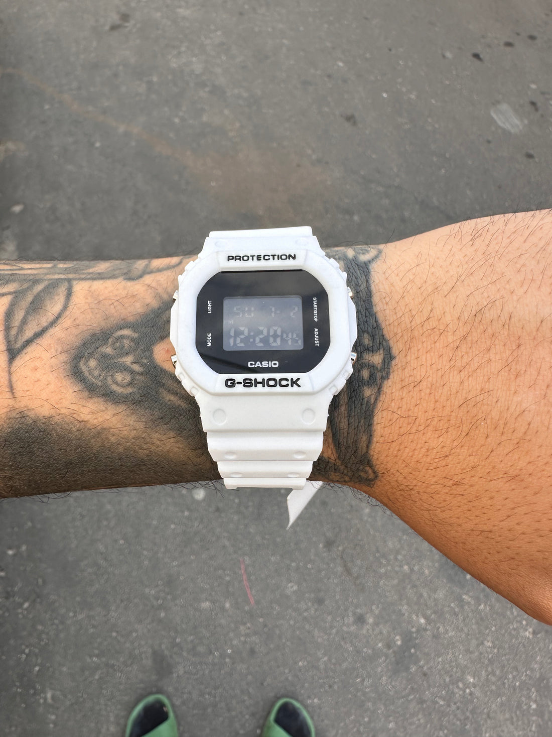 G-SHOCK DW-5600 BRANCO FUNDO PRETO