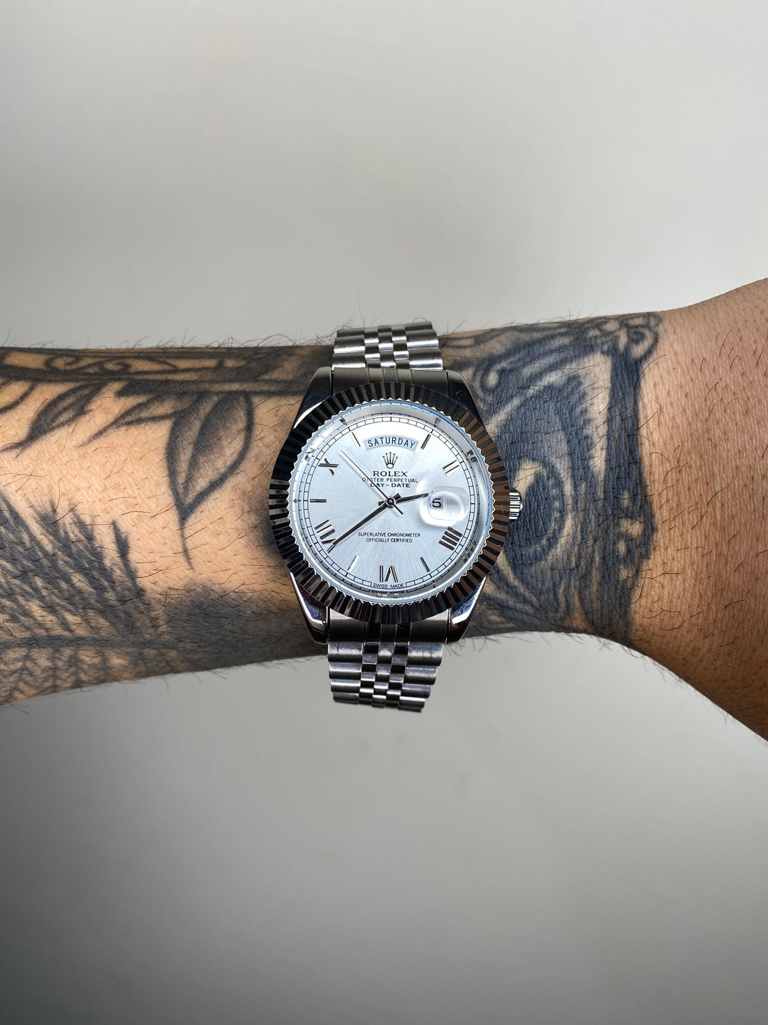 ROLEX DATEJUST PRATEADO FUNDO BRANCO