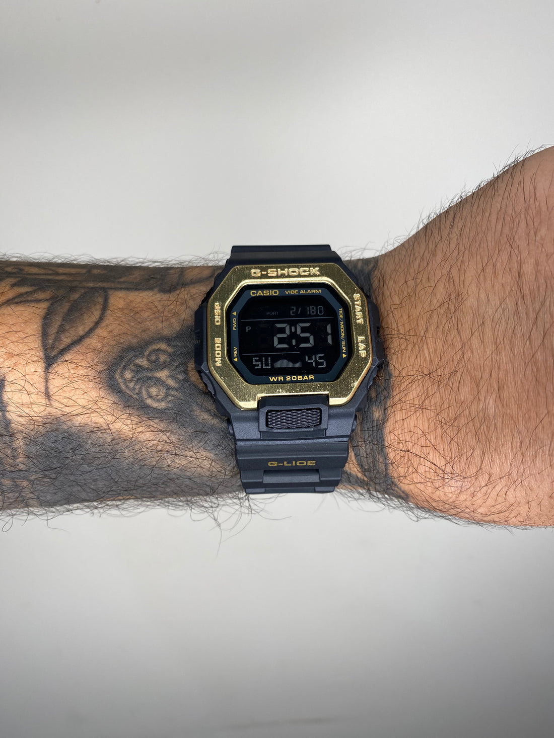 G-SHOCK GBX-100 PRETO-DOURADO
