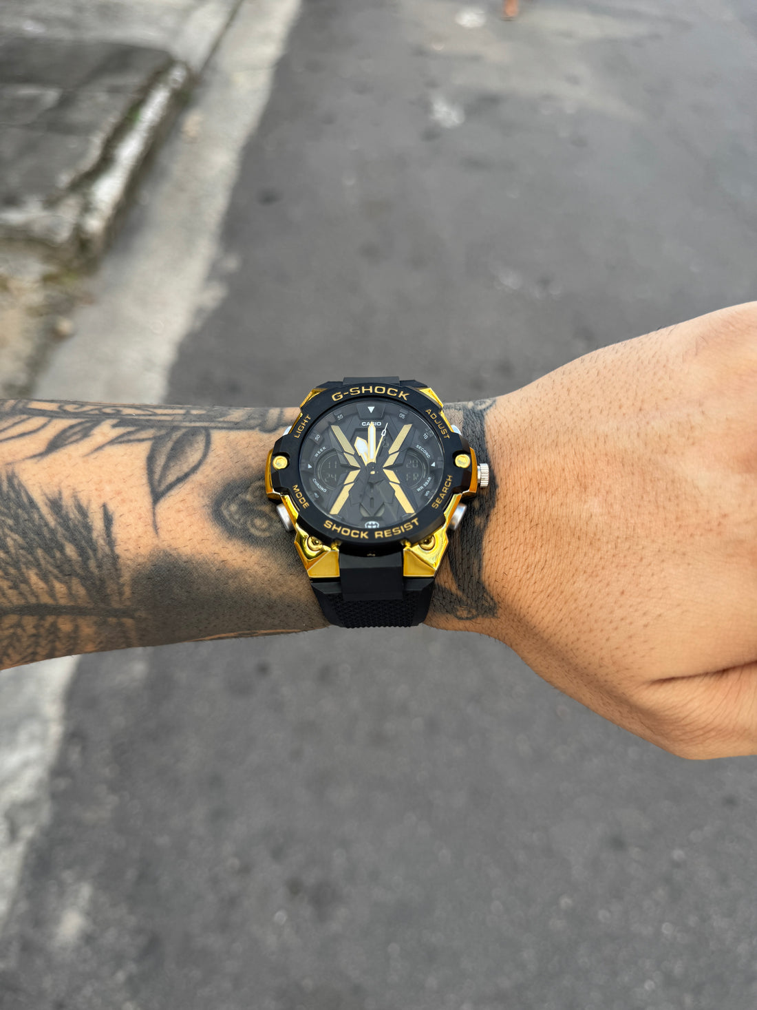 G-SHOCK BATMAN PRETO E DOURADO