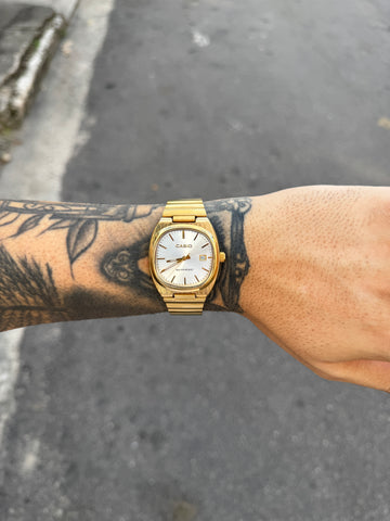 CASIO QUARTZ AQ DOURADO FUNDO BRANCO