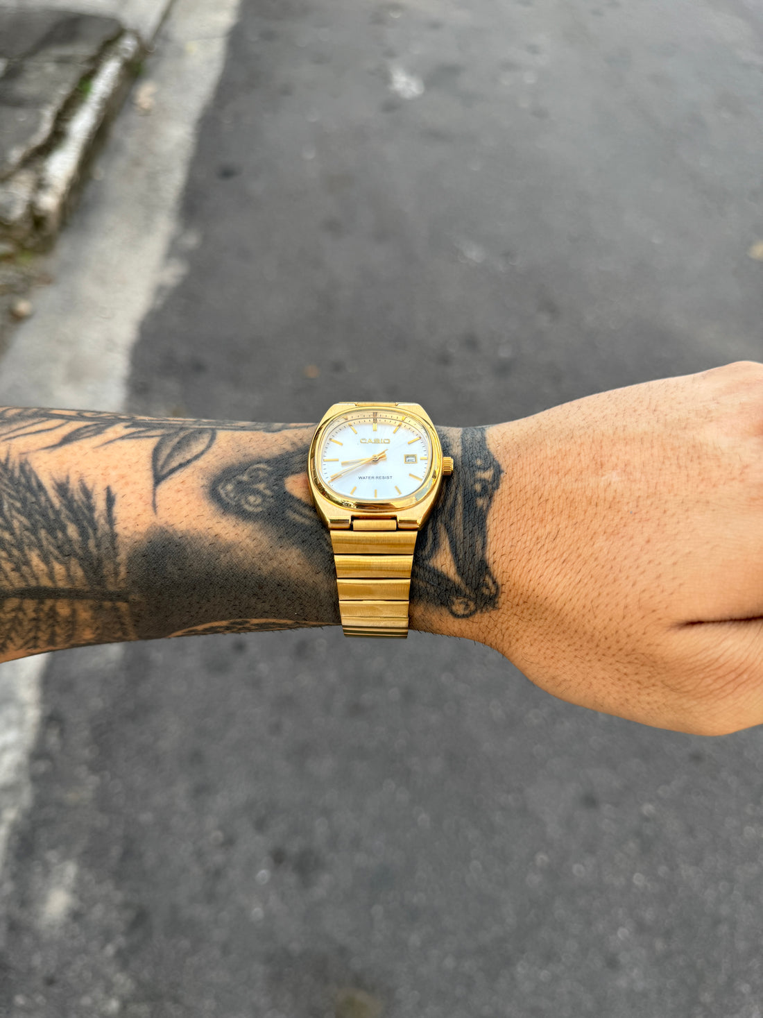CASIO QUARTZ AQ DOURADO FUNDO BRANCO