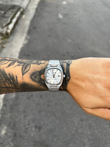 CASIO QUARTZ AQ PRATEADO FUNDO BRANCO
