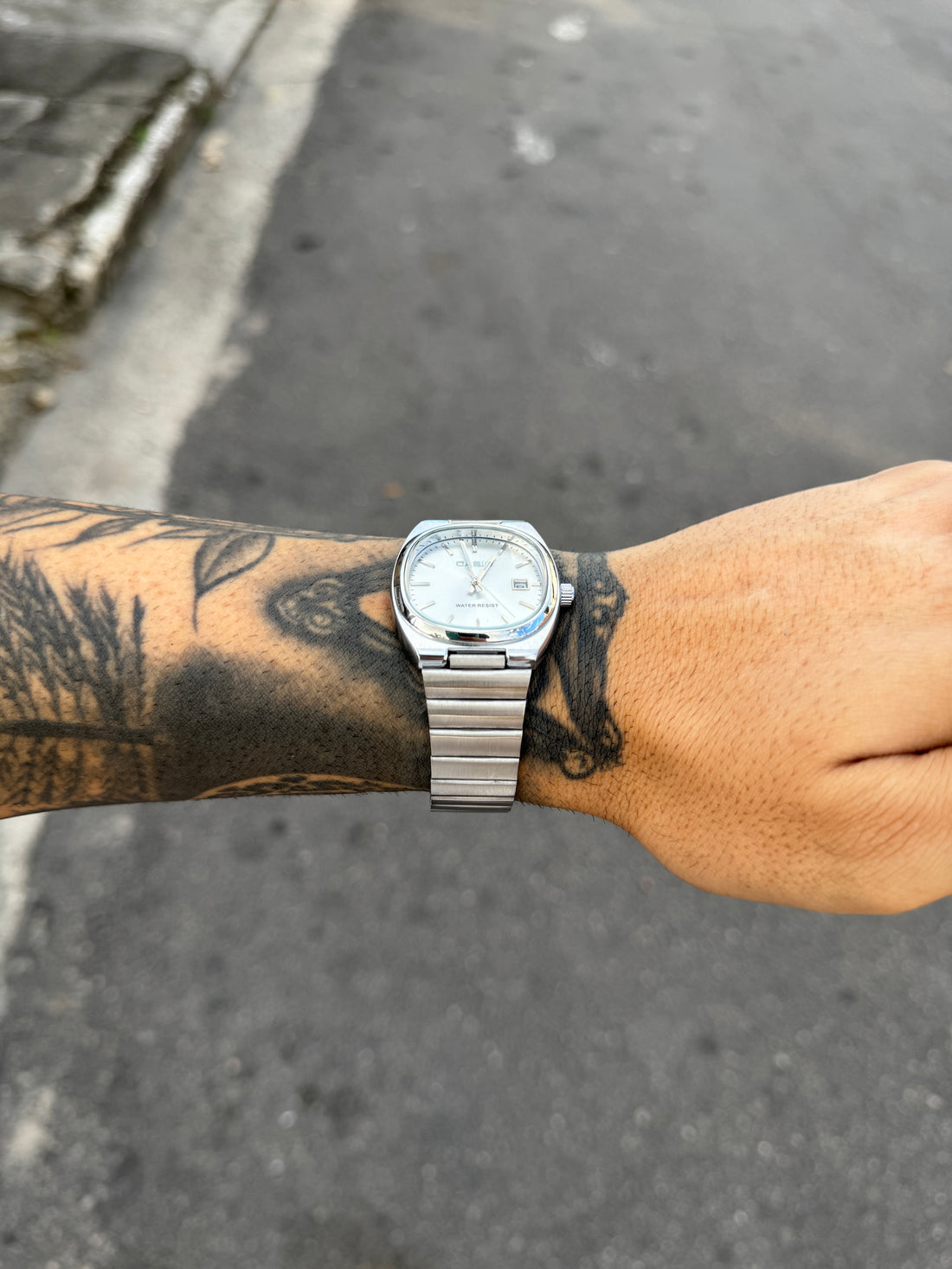 CASIO QUARTZ AQ PRATEADO FUNDO BRANCO