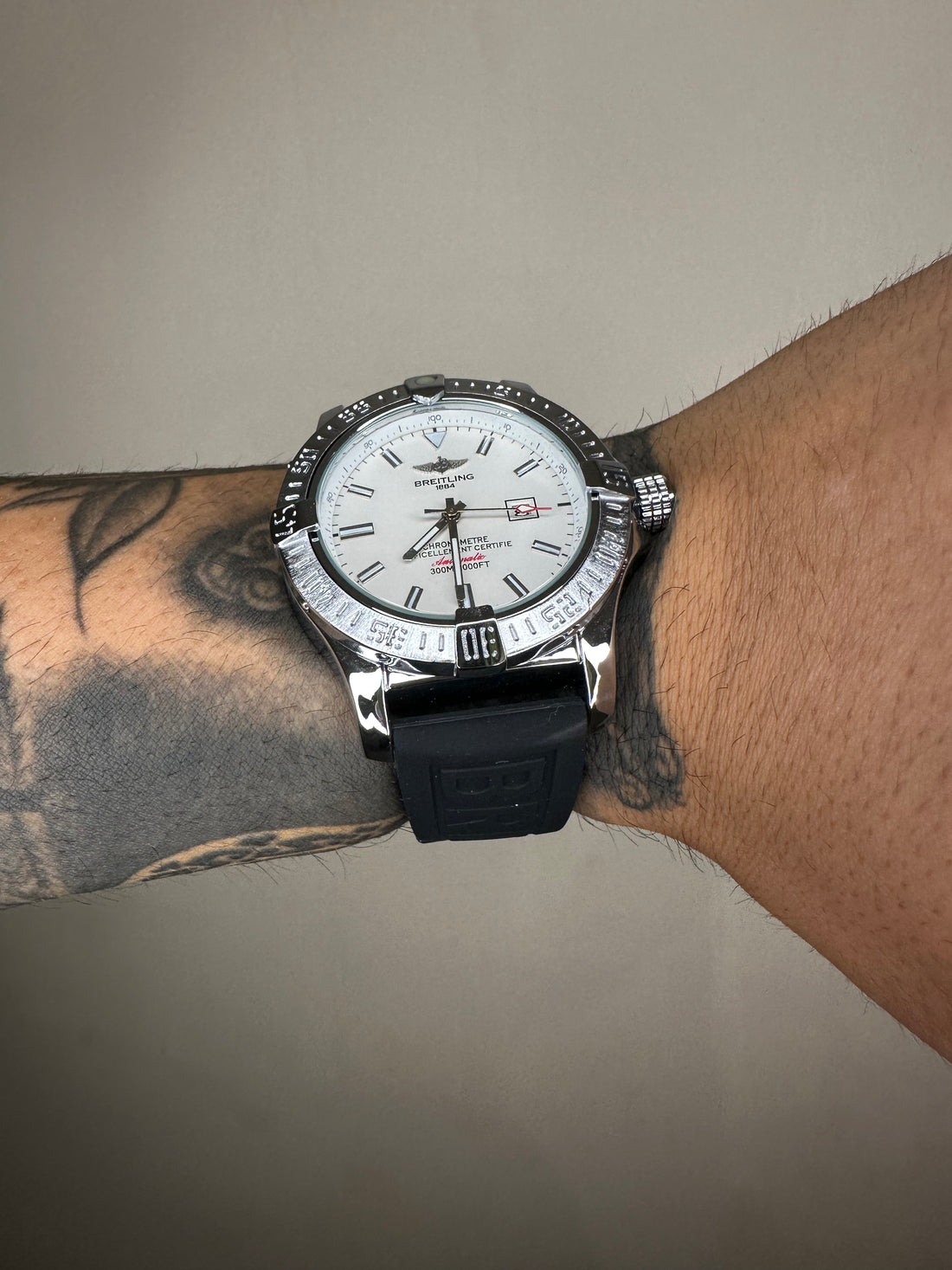 BREITLING ENDURANCE PRATEADO FUNDO BRANCO