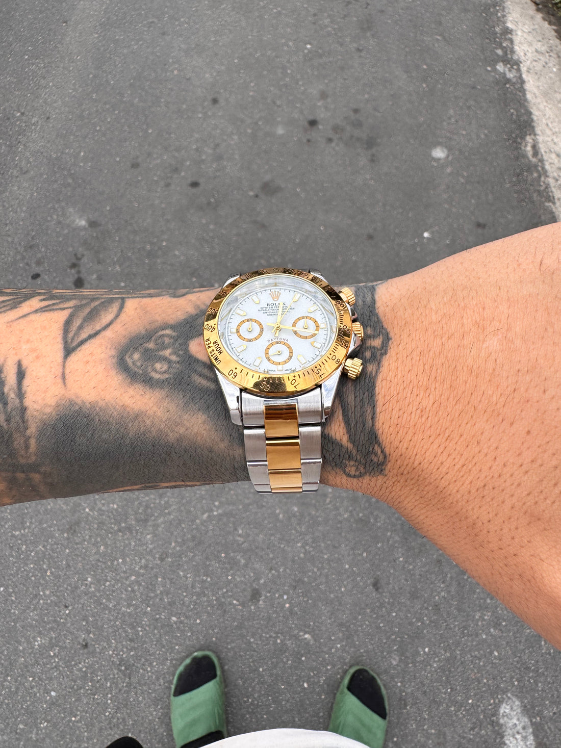 ROLEX DAYTONA PRATEADO E DOURADO FUNDO BRANCO