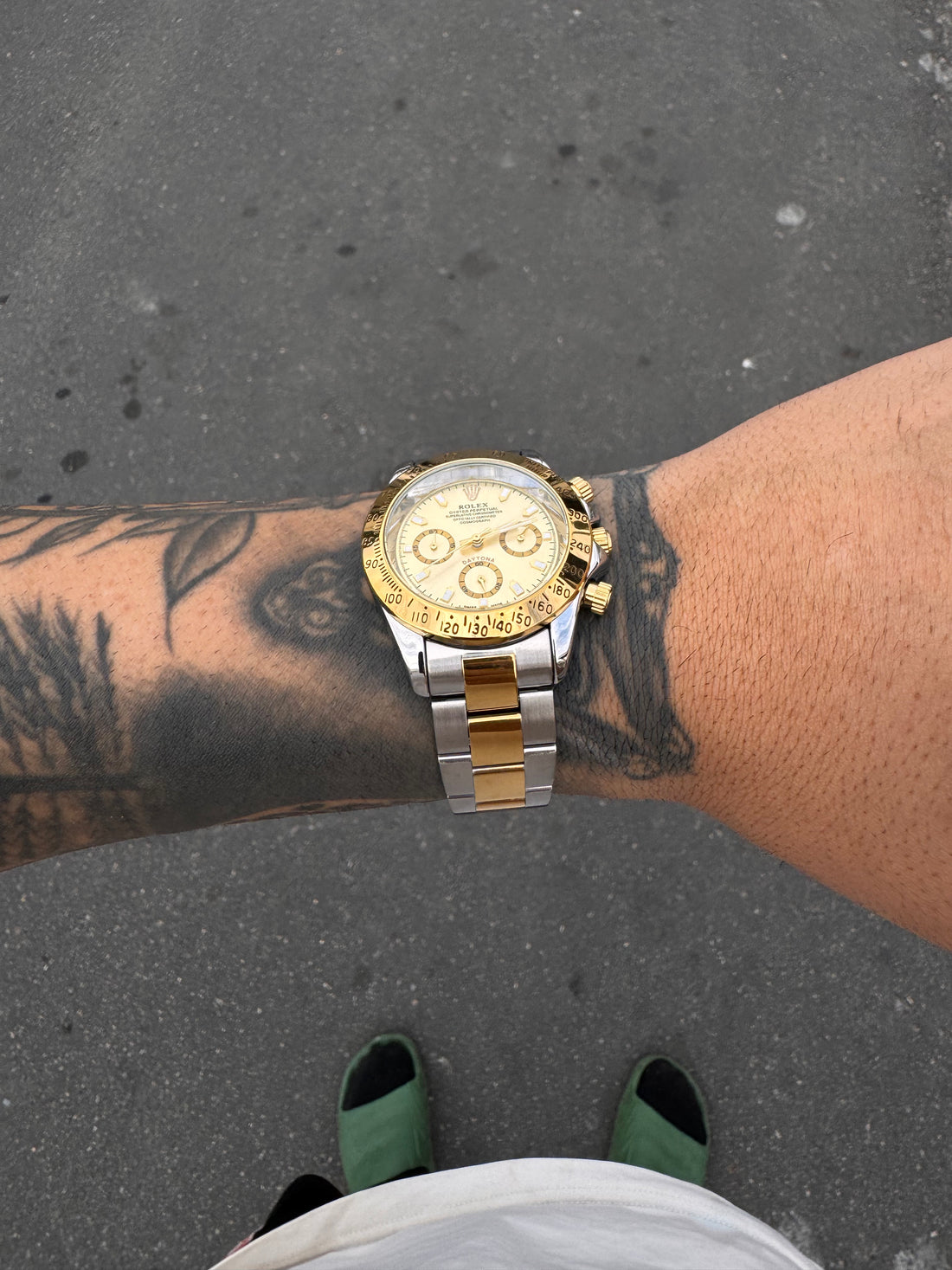 ROLEX DAYTONA PRATEADO E DOURADO FUNDO DOURADO