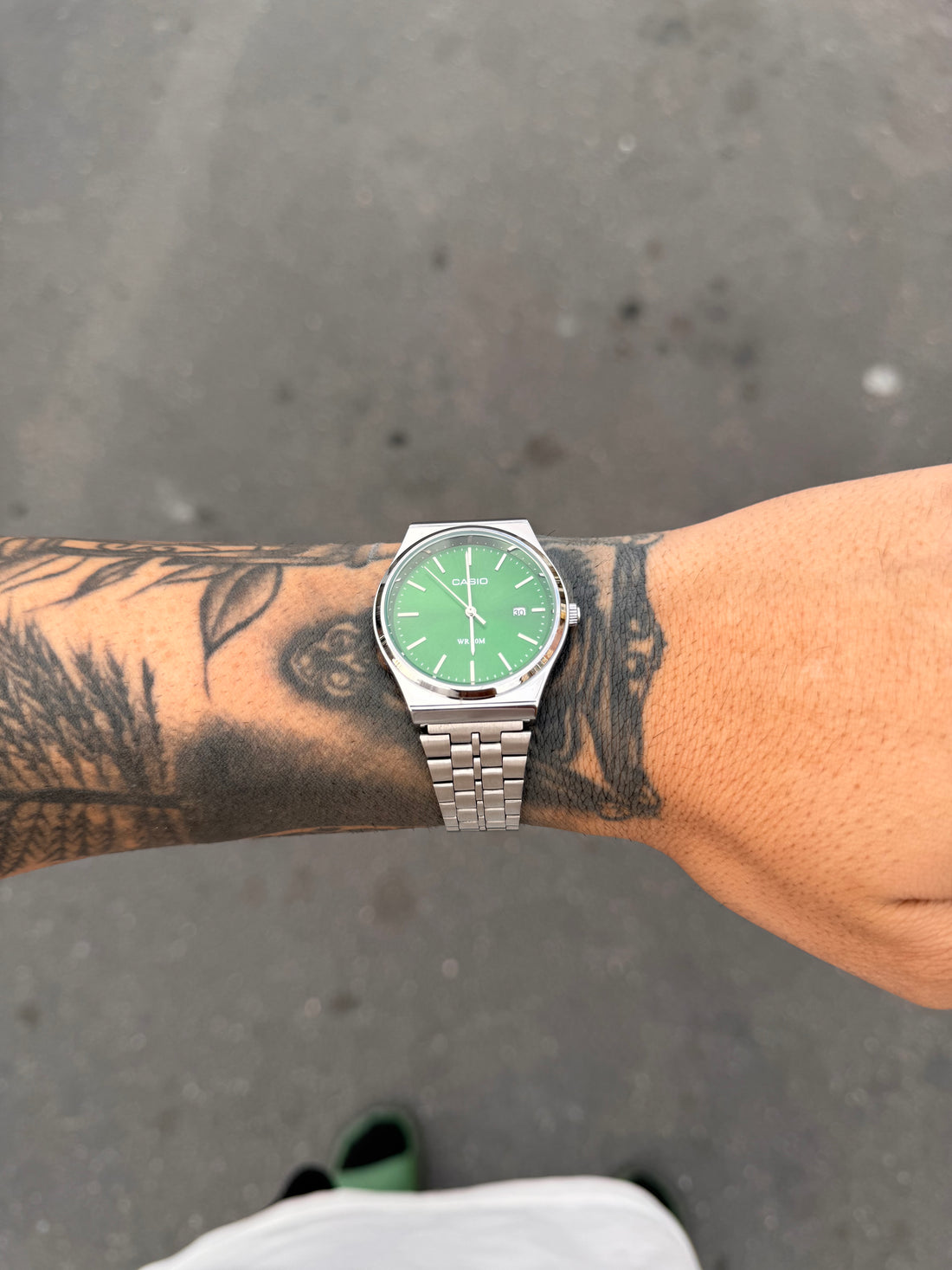 CASIO QUARTZ MTP PRATEADO FUNDO VERDE