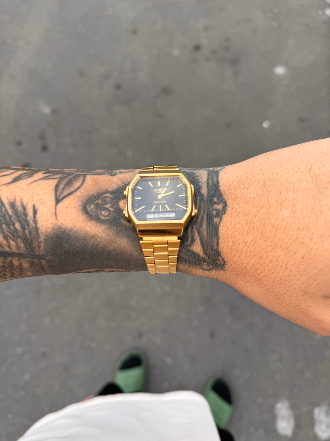 CASIO QUARTZ OCTA DIG DOURADO FUNDO PRETO