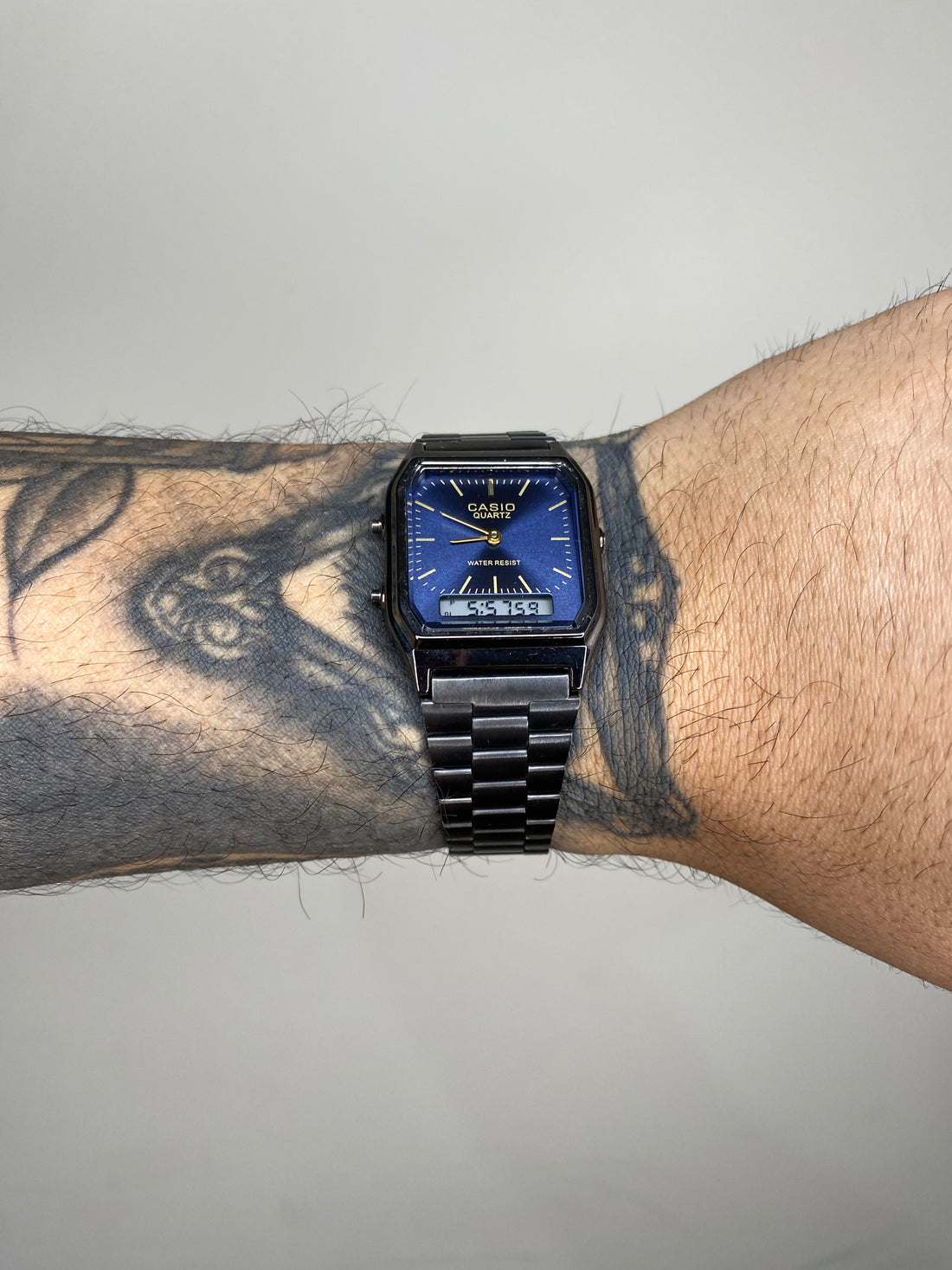 CASIO VINTAGE QUARTZ PRETO FUNDO AZUL