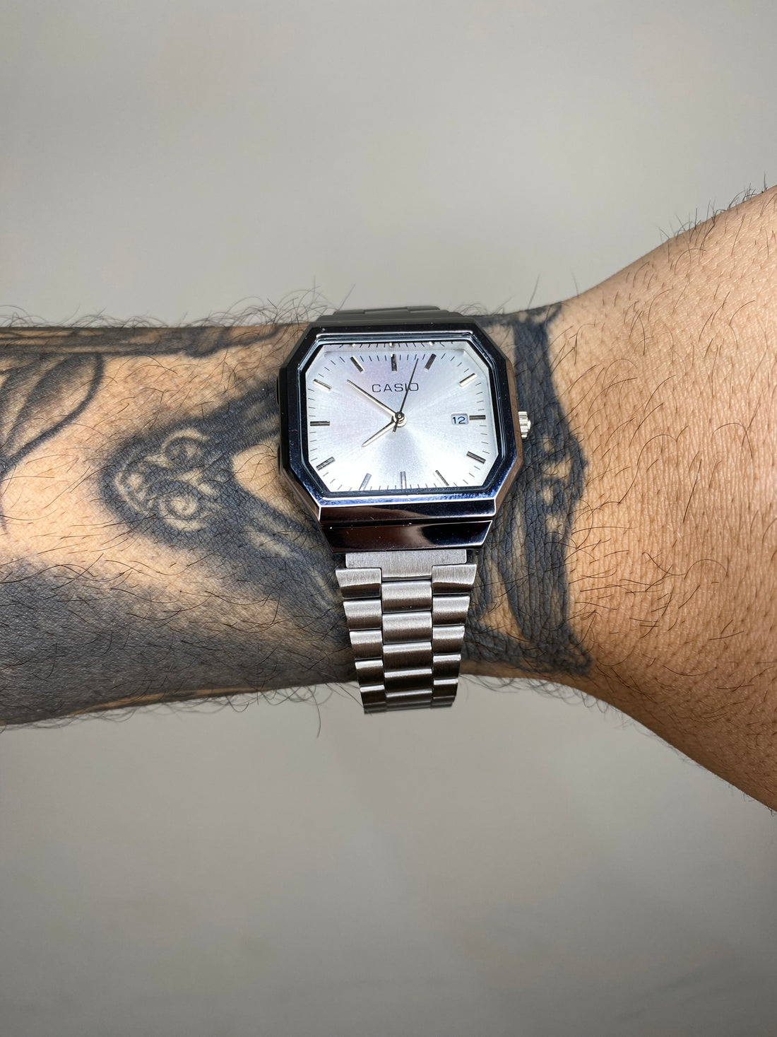 CASIO QUARTZ OCTA PRATA FUNDO BRANCO