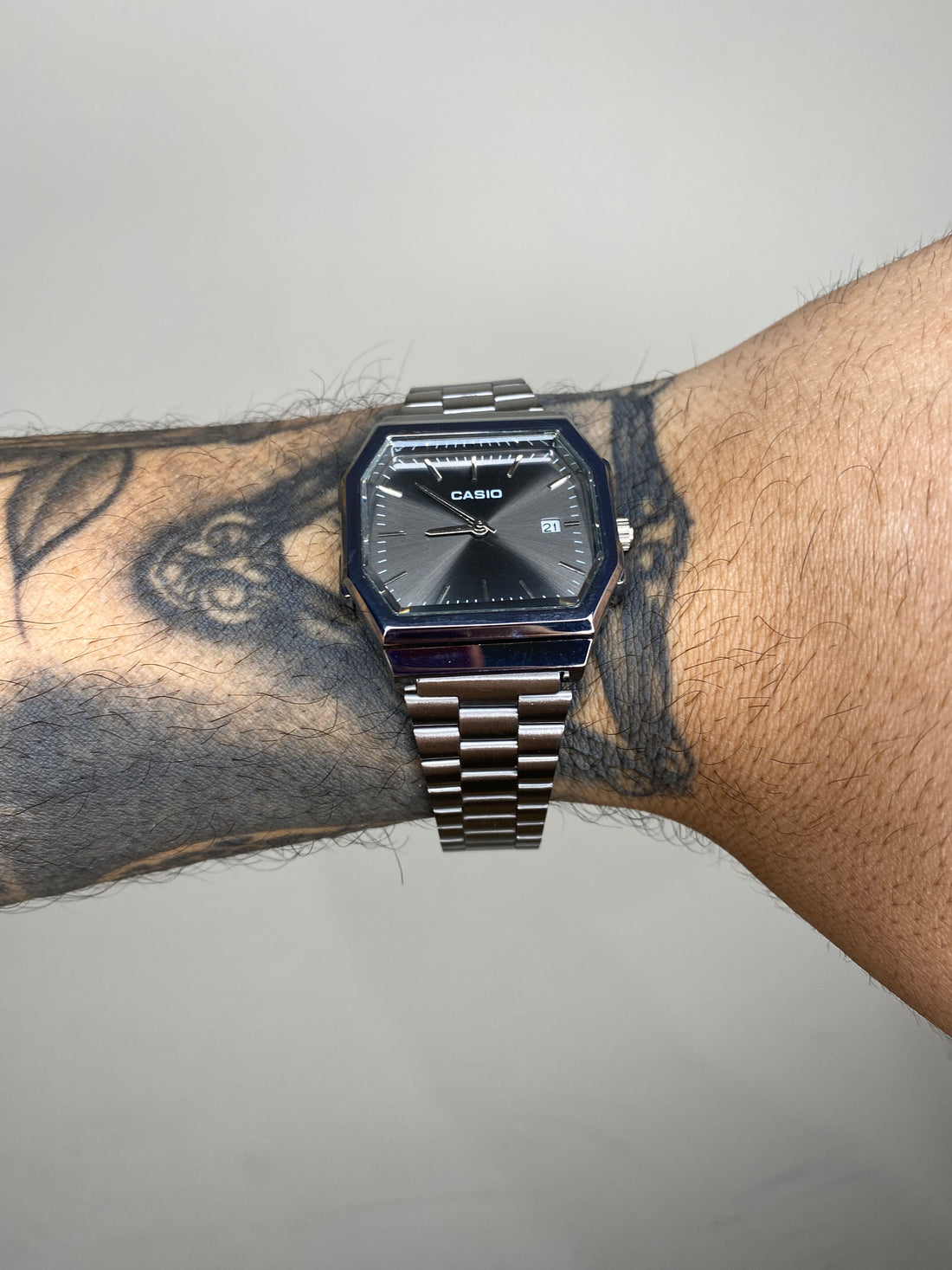 CASIO QUARTZ OCTA PRATA FUNDO PRETO