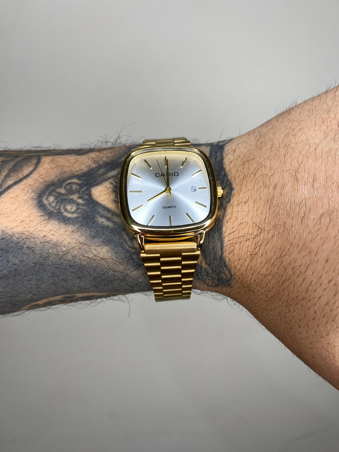 CASIO QUARTZ 2023 DOURADO FUNDO BRANCO