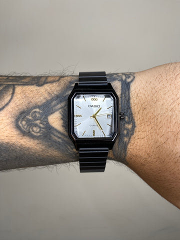 CASIO QUARTZ PRETO FUNDO BRANCO