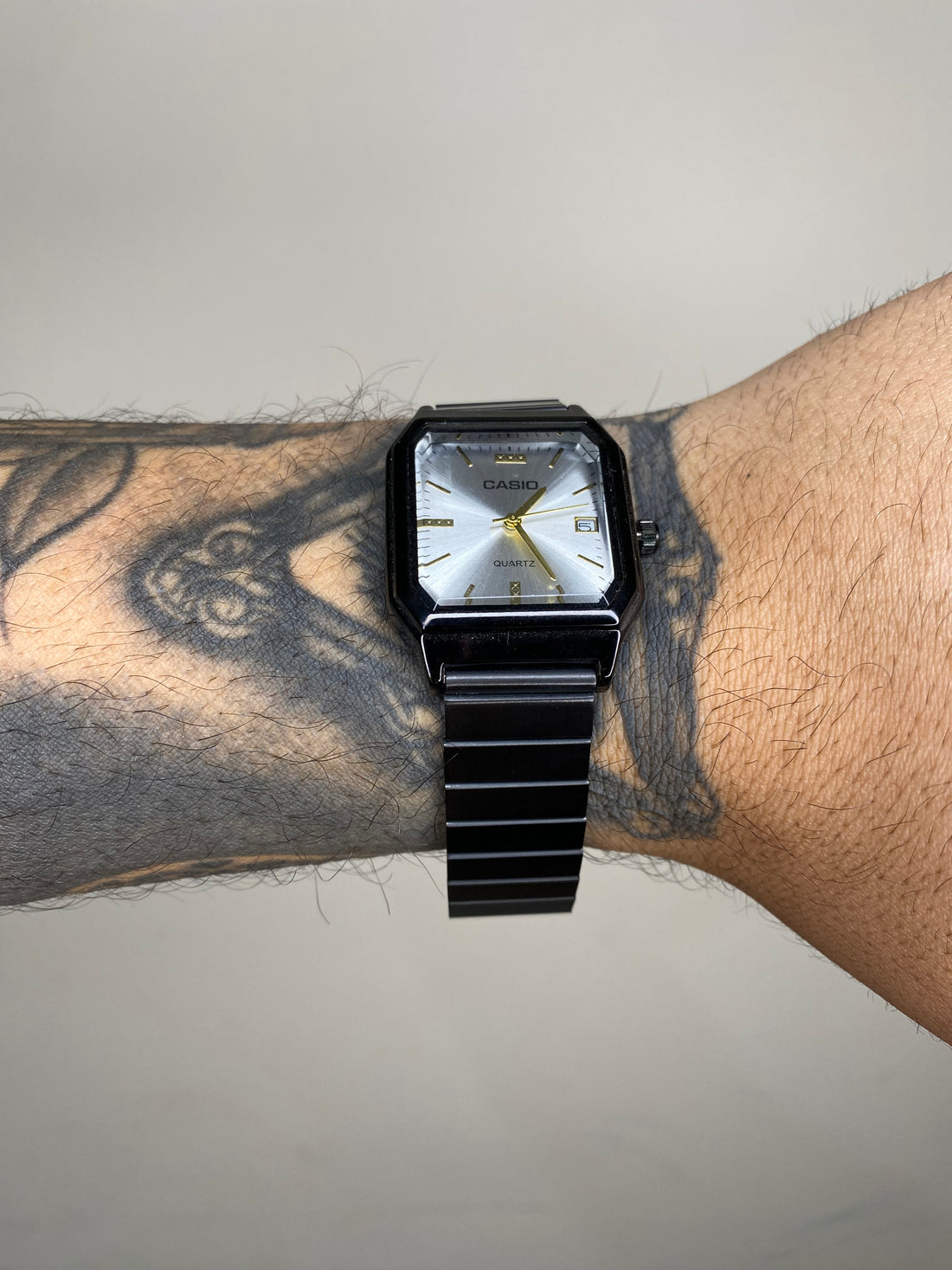 CASIO QUARTZ PRETO FUNDO BRANCO