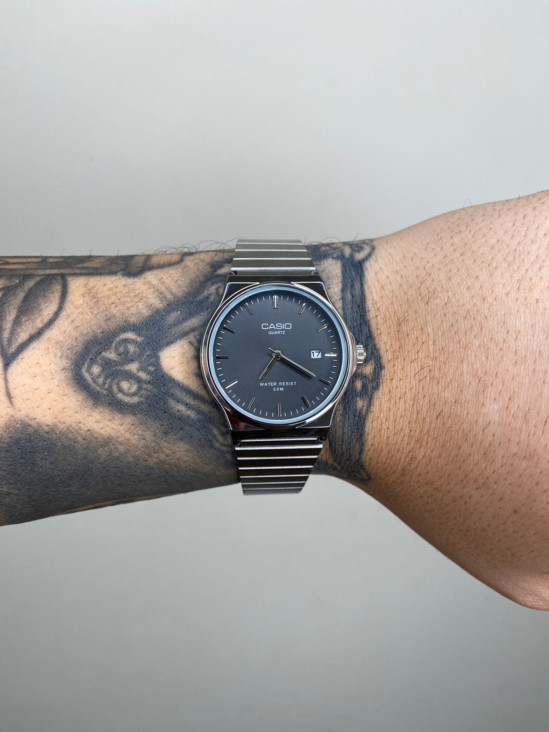 CASIO QUARTZ REDONDO PRATEADO FUNDO PRETO