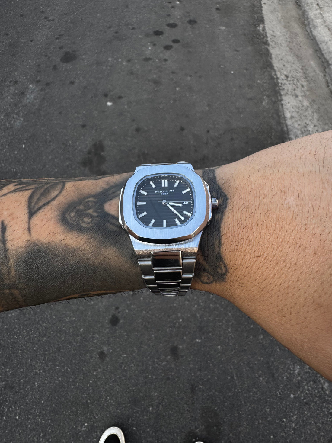 PATEK PHILIPPE NAUTILUS PRATEADO FUNDO PRETO