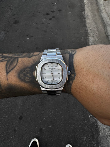 PATEK PHILIPPE NAUTILUS PRATEADO FUNDO BRANCO