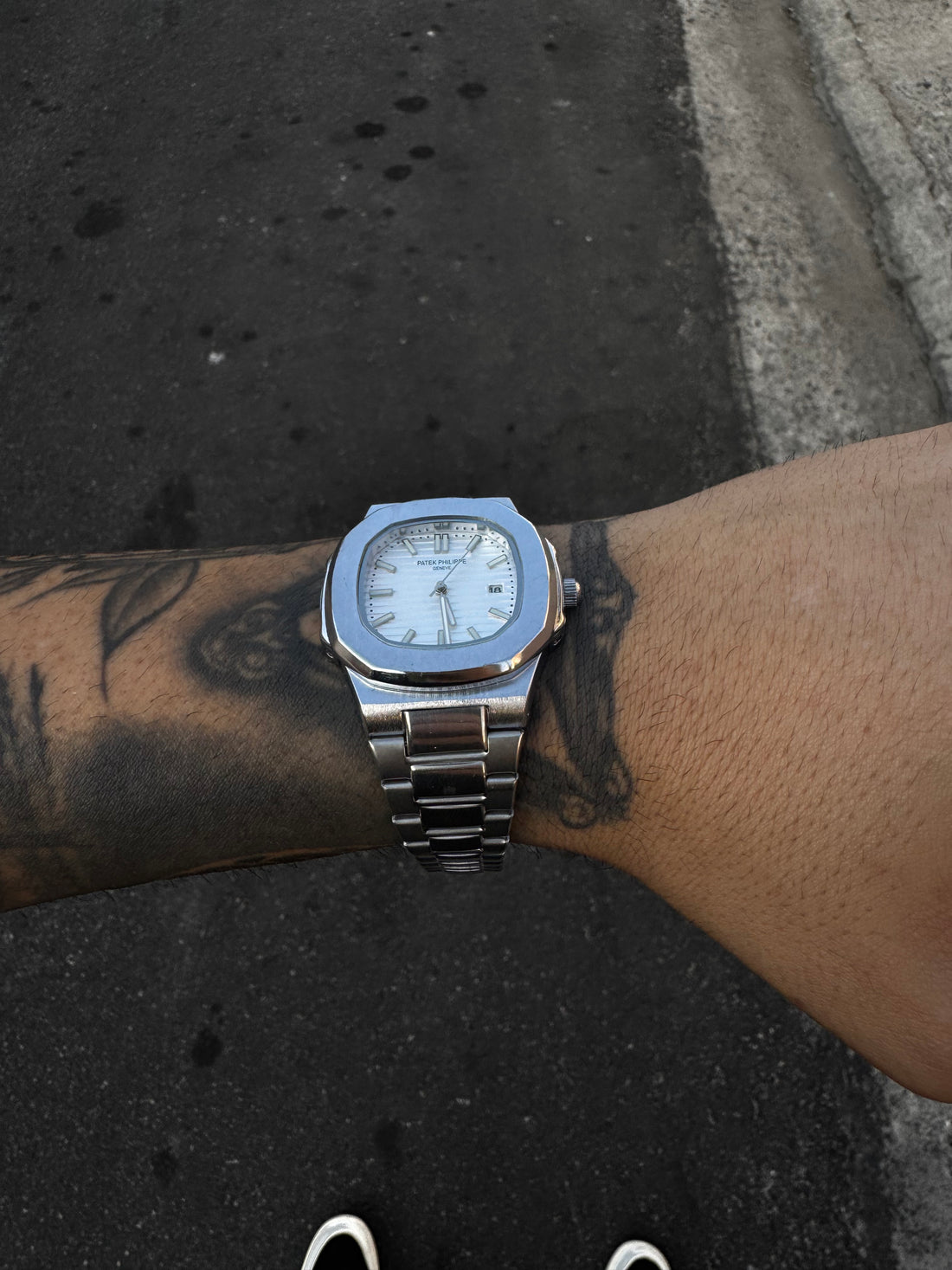 PATEK PHILIPPE NAUTILUS PRATEADO FUNDO BRANCO