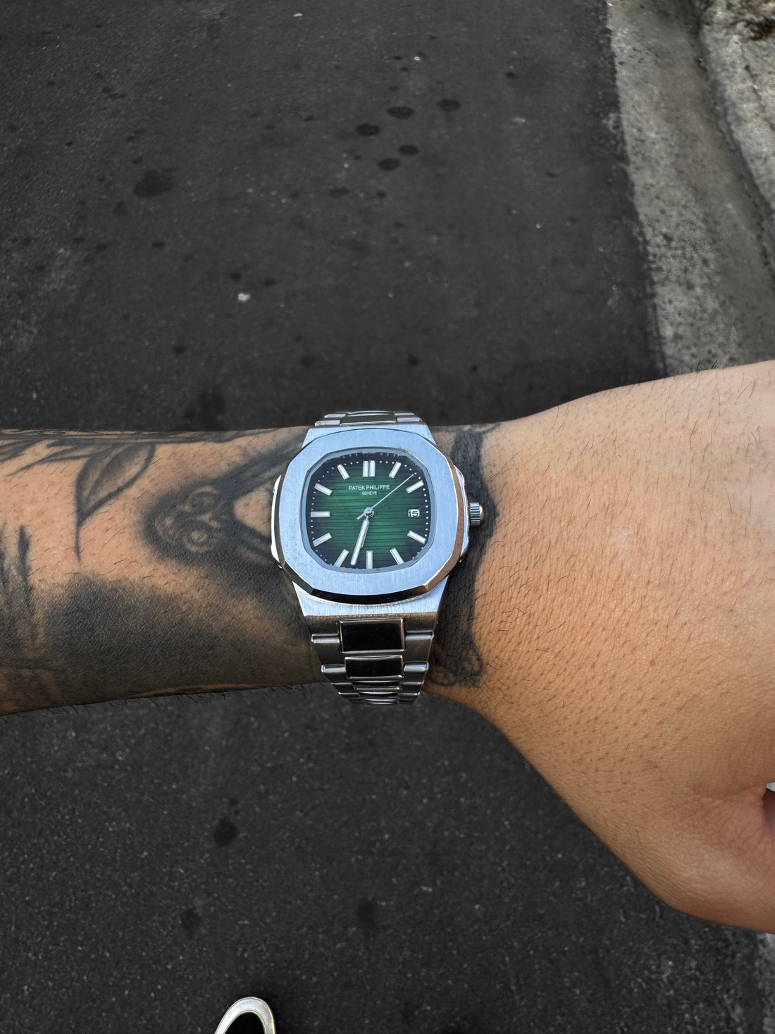 PATEK PHILIPPE NAUTILUS PRATEADO FUNDO VERDE