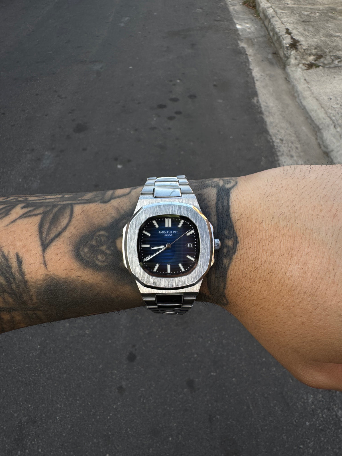 PATEK PHILIPPE NAUTILUS PRATEADO FUNDO AZUL patek-philippe-nautilus-prateado-fundo-azul