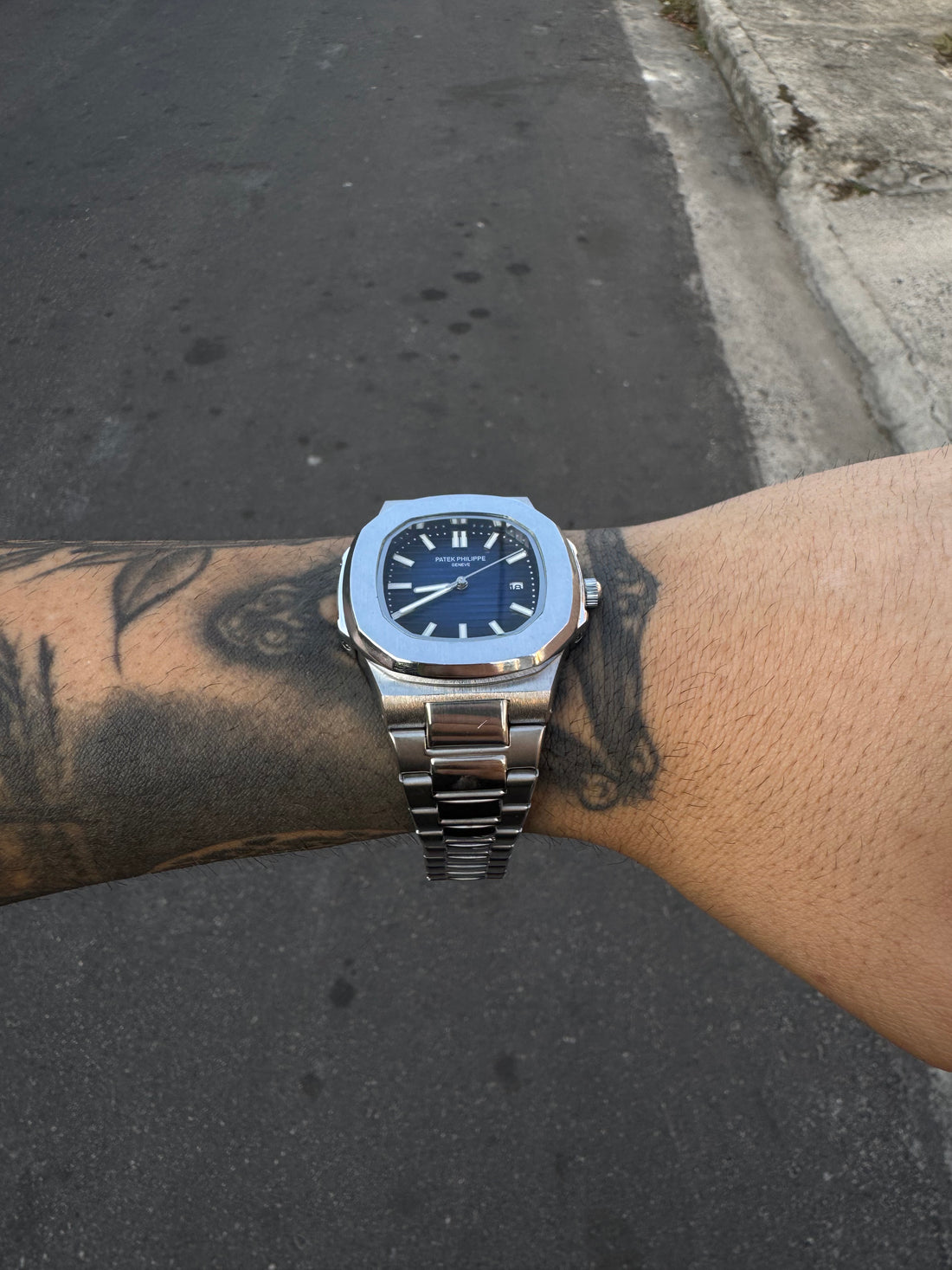 PATEK PHILIPPE NAUTILUS PRATEADO FUNDO AZUL