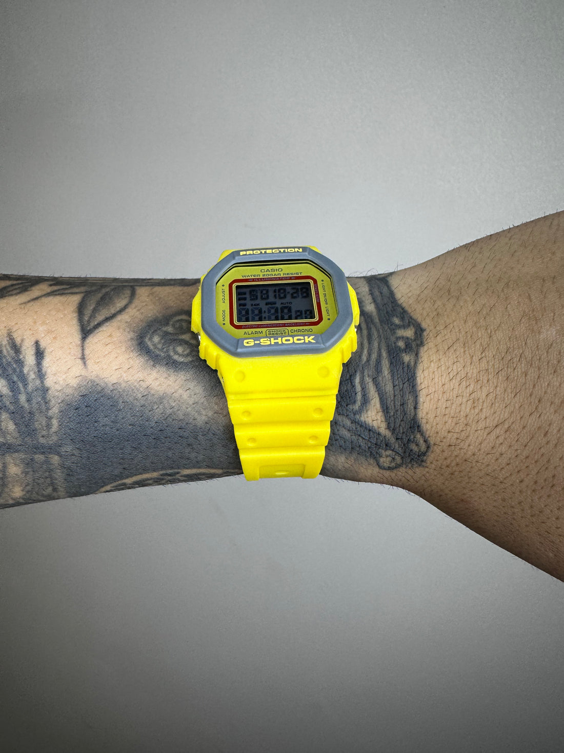G-SHOCK DW-5600 AMARELO