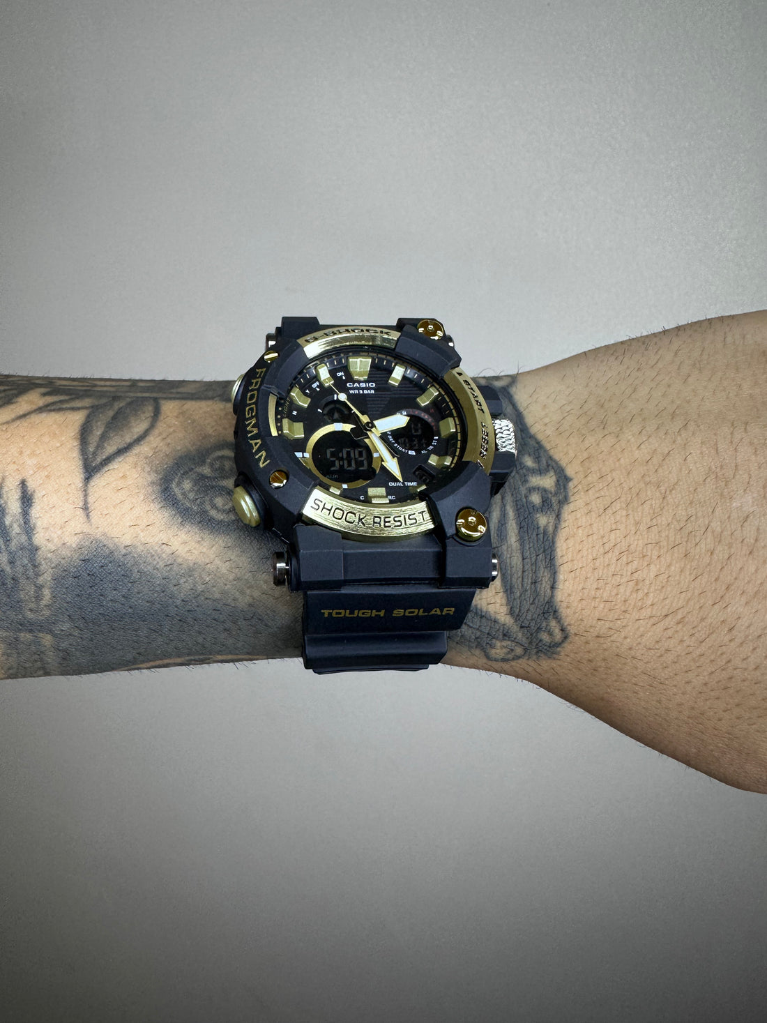 G-SHOCK FROGMAN PRETO E DOURADO