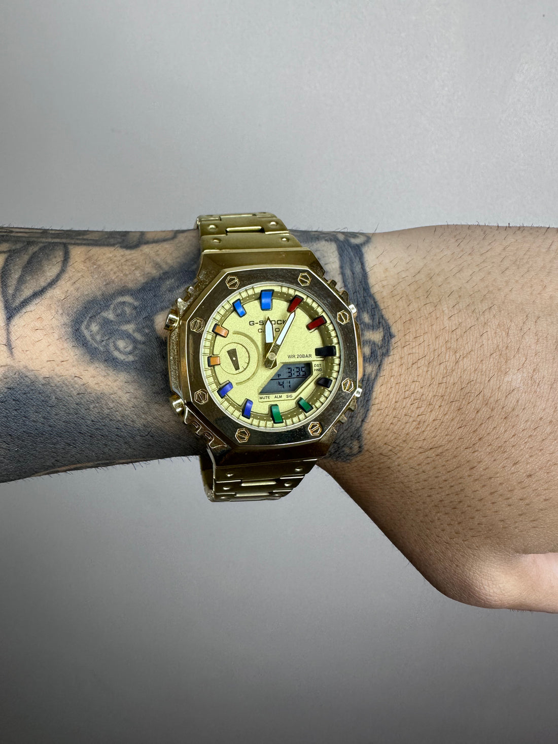 G-SHOCK GMB-2100 DOURADO COM COLORIDO