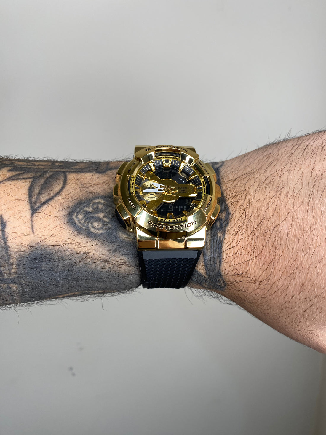 G-SHOCK GA-110 CAIXA EM AÇO DOURADO