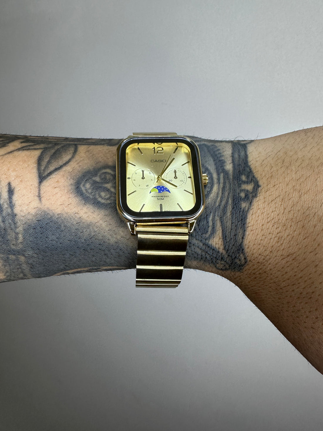 CASIO QUARTZ MEIA-LUA DOURADO