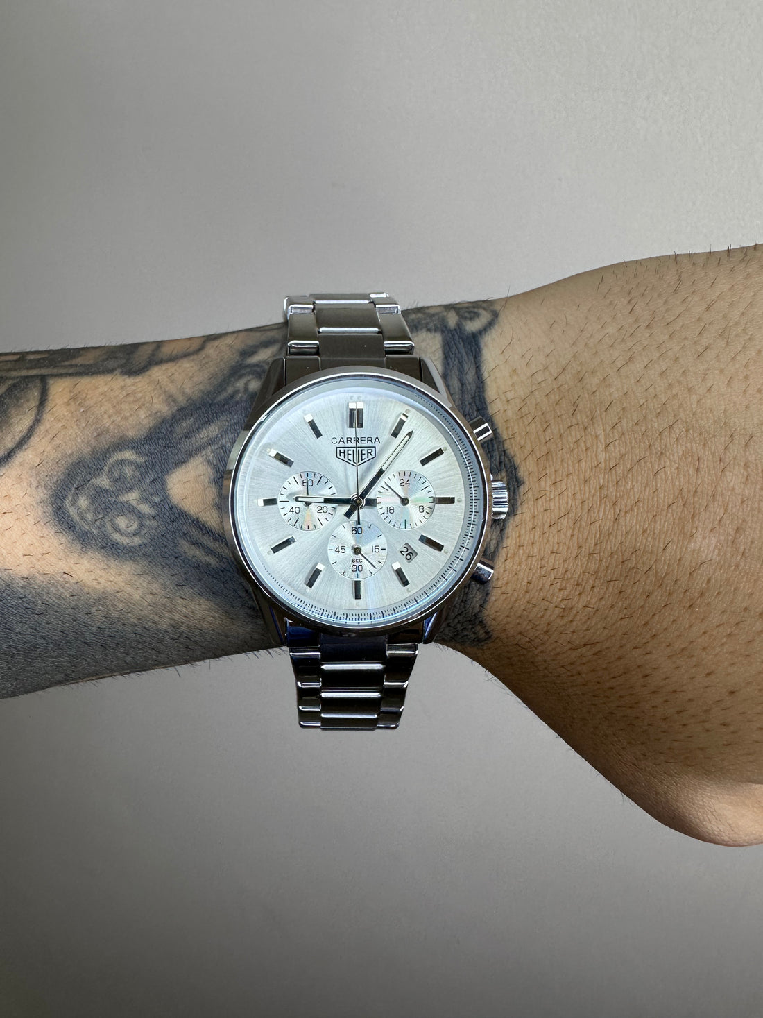 TAG HEUER CARRERA PRATEADO FUNDO BRANCO