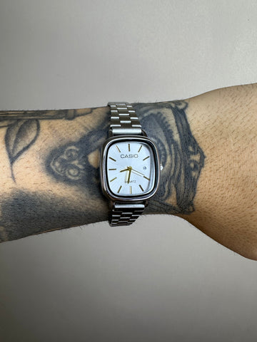 CASIO 2023 MINI PRATEADO FUNDO BRANCO