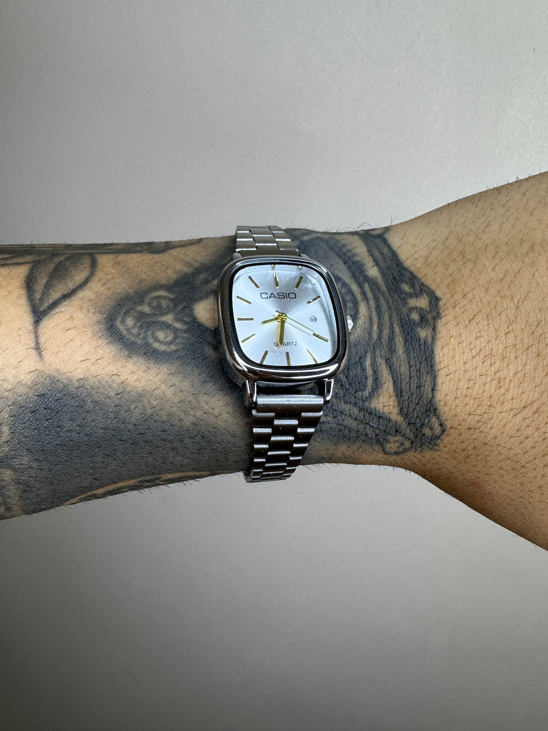 CASIO 2023 MINI PRATEADO FUNDO BRANCO