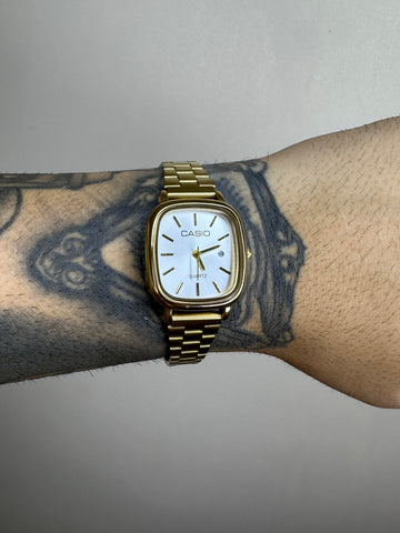 CASIO 2023 MINI DOURADO FUNDO BRANCO