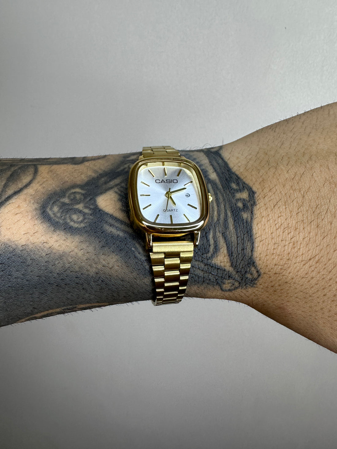 CASIO 2023 MINI DOURADO FUNDO BRANCO