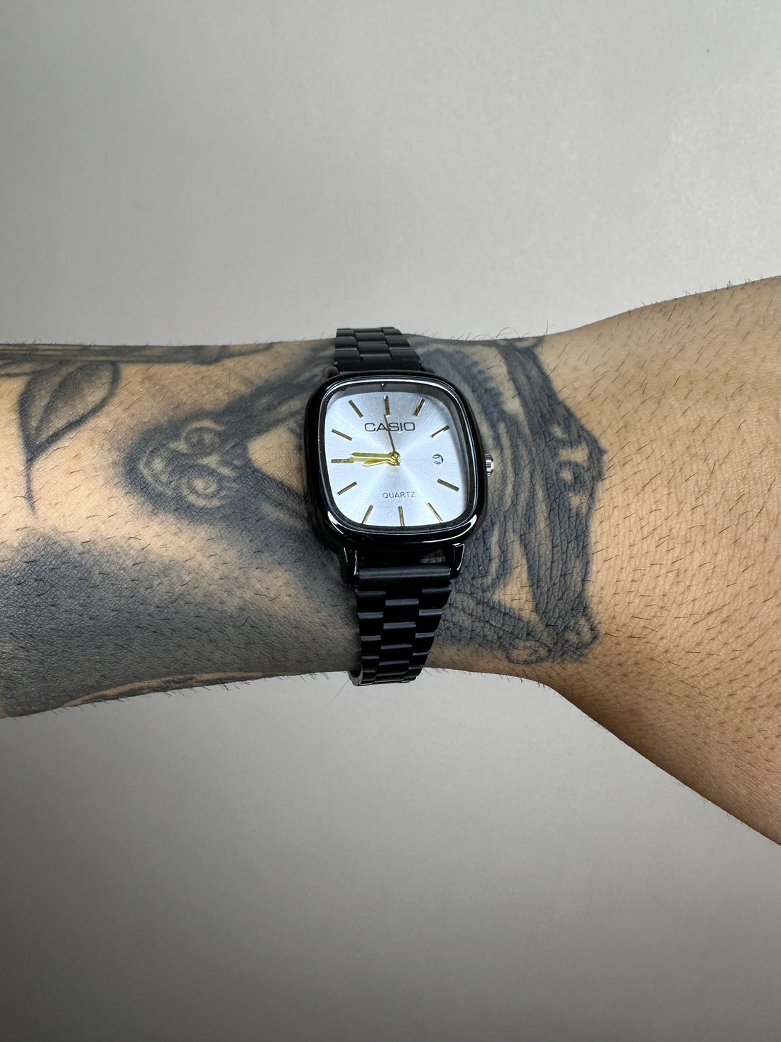CASIO 2023 MINI PRETO FUNDO BRANCO