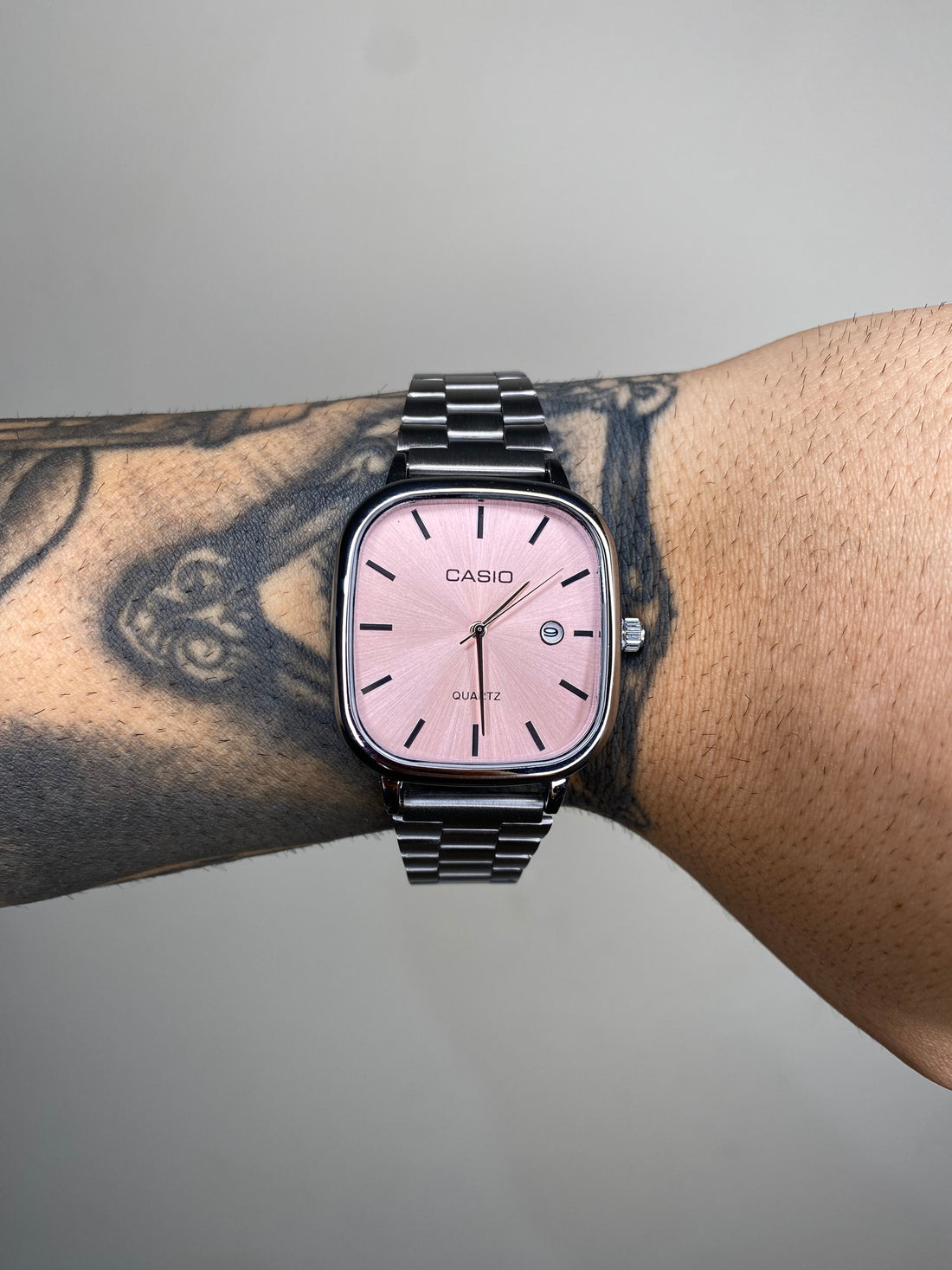CASIO QUARTZ 2023 PRATEADO FUNDO ROSA